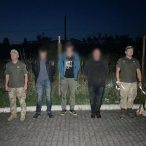 На Закарпатті прикордонники затримали трьох чоловіків, які намагалися незаконно перейти до Словаччини