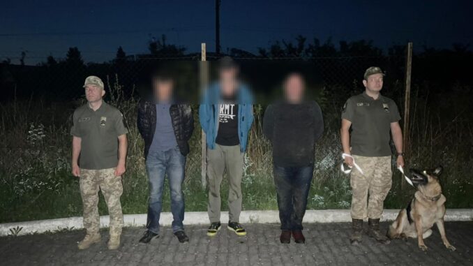 На Закарпатті прикордонники затримали трьох чоловіків, які намагалися незаконно перейти до Словаччини