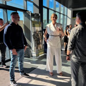 «Поговори зі мною»: у Мукачеві відкрили фотовиставку про дітей, які зростали без родини (фото)