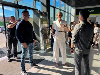 «Поговори зі мною»: у Мукачеві відкрили фотовиставку про дітей, які зростали без родини (фото)