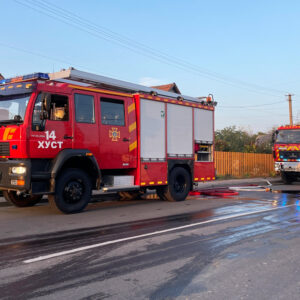 На Хустщині горів будинок 78-річної жінки: односельці намагалися загасити полум’я до приїзду рятувальників