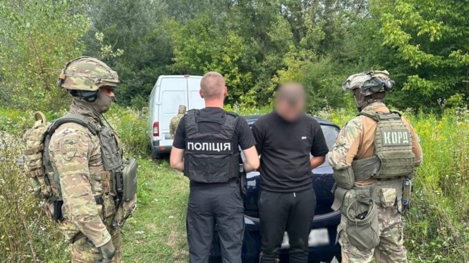 У Берегівському районі Закарпаття поліцейські затримали 21-річного місцевого жителя, який намагався підкупити прикордонника та організував канал незаконного переправлення людей за кордон. У Берегівському районі Закарпаття поліцейські затримали 21-річного місцевого жителя, який намагався підкупити прикордонника та організував канал незаконного переправлення людей за кордон.