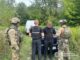 У Берегівському районі Закарпаття поліцейські затримали 21-річного місцевого жителя, який намагався підкупити прикордонника та організував канал незаконного переправлення людей за кордон.