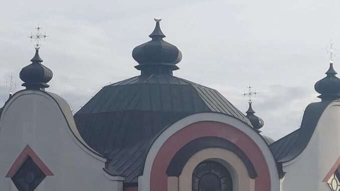 У Польщі зрізали хрест з українського храму У Польщі зрізали хрест з українського храму