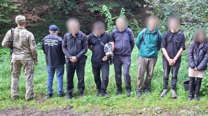На Закарпатті 24-річна жінка намагалася провести до Румунії п’ятьох чоловіків На Закарпатті 24-річна жінка намагалася провести до Румунії п’ятьох чоловіків