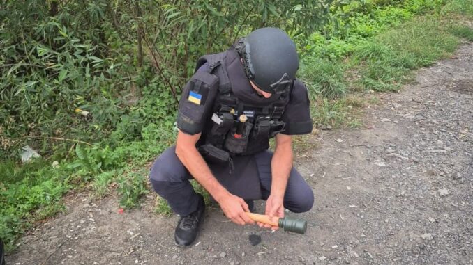 На Берегівщині водії виявили гранату часів Другої світової війни На Берегівщині водії виявили гранату часів Другої світової війни