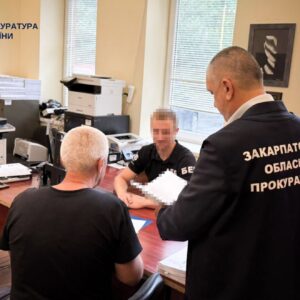 За даними слідства, обранець облаштував торговельний павільйон прямо у себе на подвір’ї, де й реалізовував товар