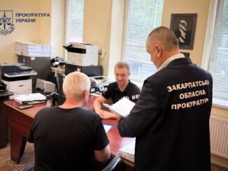 За даними слідства, обранець облаштував торговельний павільйон прямо у себе на подвір’ї, де й реалізовував товар