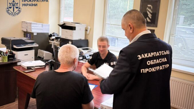 За даними слідства, обранець облаштував торговельний павільйон прямо у себе на подвір’ї, де й реалізовував товар За даними слідства, обранець облаштував торговельний павільйон прямо у себе на подвір’ї, де й реалізовував товар