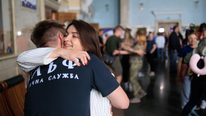 Понад сотню військових медиків повернулися з психологічної реабілітації у Швеції