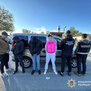 25 вересня співробітники Мукачівського районного управління поліції спільно з прикордонниками 27 загону затримали 19-річну мешканку села Тересва, яку підозрюють у незаконному переправленні військовозобов’язаних чоловіків за кордон.