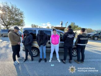 25 вересня співробітники Мукачівського районного управління поліції спільно з прикордонниками 27 загону затримали 19-річну мешканку села Тересва, яку підозрюють у незаконному переправленні військовозобов’язаних чоловіків за кордон.