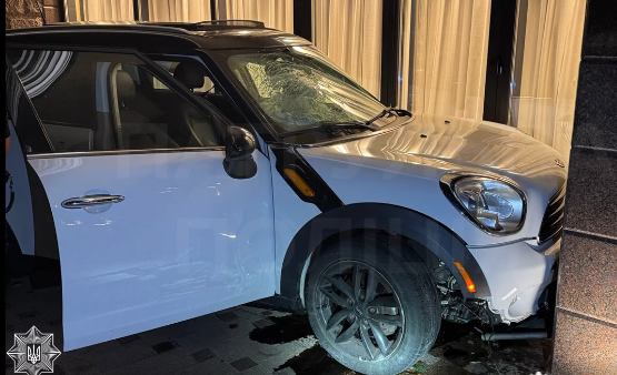 Ніхто не втече від покарання: водій Mini Cooper скоїв ДТП і втік, але поліція його знайшла