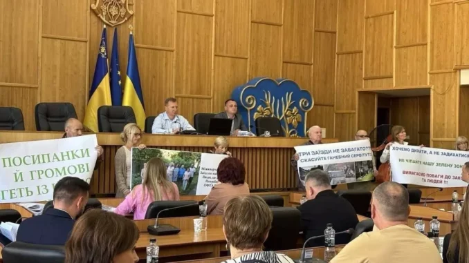 Ужгородці відстояли свій двір: депутати скасували рішення на користь забудовника Ужгородці відстояли свій двір: депутати скасували рішення на користь забудовника