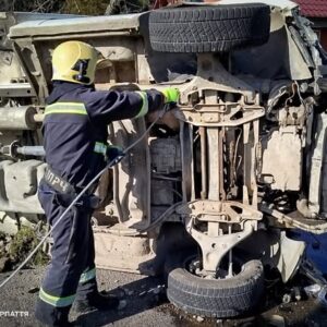 На Рахівщині Mercedes злетів у кювет після зіткнення зі стовпом