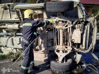 На Рахівщині Mercedes злетів у кювет після зіткнення зі стовпом