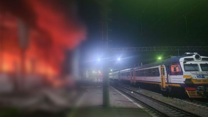 Масований обстріл України: пошкодження інфраструктури, знеструмлення та затримки потягів Масований обстріл України: пошкодження інфраструктури, знеструмлення та затримки потягів