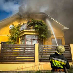 Масштабна пожежа в Ужгороді: рятувальники понад сім годин боролися з вогнем у приватному будинку