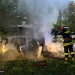Тракторист врятував авто від знищення: в Ужгороді під час руху загорівся Ford Fiesta (фото)