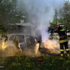 Тракторист врятував авто від знищення: в Ужгороді під час руху загорівся Ford Fiesta (фото)