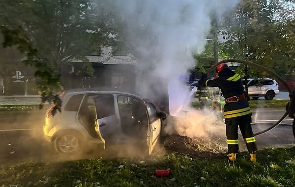 Тракторист врятував авто від знищення: в Ужгороді під час руху загорівся Ford Fiesta (фото) Тракторист врятував авто від знищення: в Ужгороді під час руху загорівся Ford Fiesta (фото)