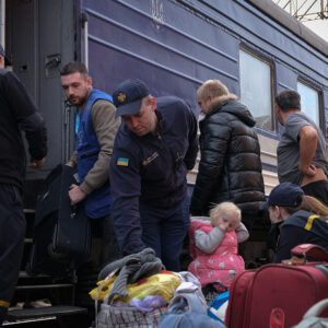 Сьогодні на залізничному вокзалі в Мукачеві волонтери та рятувальники зустріли дві родини з Дніпропетровщини, які були змушені покинути свої домівки через війну,