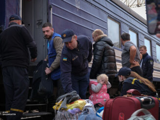 Сьогодні на залізничному вокзалі в Мукачеві волонтери та рятувальники зустріли дві родини з Дніпропетровщини, які були змушені покинути свої домівки через війну,
