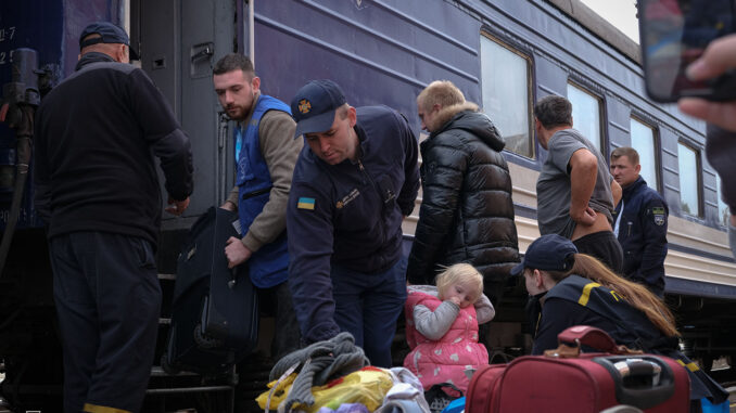 Сьогодні на залізничному вокзалі в Мукачеві волонтери та рятувальники зустріли дві родини з Дніпропетровщини, які були змушені покинути свої домівки через війну, Сьогодні на залізничному вокзалі в Мукачеві волонтери та рятувальники зустріли дві родини з Дніпропетровщини, які були змушені покинути свої домівки через війну,