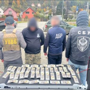 На Закарпатті спільна міжвідомча група у складі оперативних співробітників ВВВБ по 27 прикордонному загону ГВЗВВБ «Захід», працівників Управління СБУ в Закарпатській області та слідчих Шостого слідчого відділу ТУ ДБР (з дислокацією в м. Ужгород), за процесуального керівництва Закарпатської спеціалізованої прокуратури у сфері оборони, викрила прикордонника, який сприяв протиправній діяльності на державному кордоні.