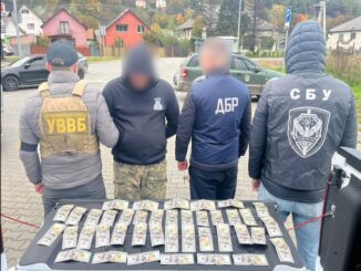 На Закарпатті спільна міжвідомча група у складі оперативних співробітників ВВВБ по 27 прикордонному загону ГВЗВВБ «Захід», працівників Управління СБУ в Закарпатській області та слідчих Шостого слідчого відділу ТУ ДБР (з дислокацією в м. Ужгород), за процесуального керівництва Закарпатської спеціалізованої прокуратури у сфері оборони, викрила прикордонника, який сприяв протиправній діяльності на державному кордоні.