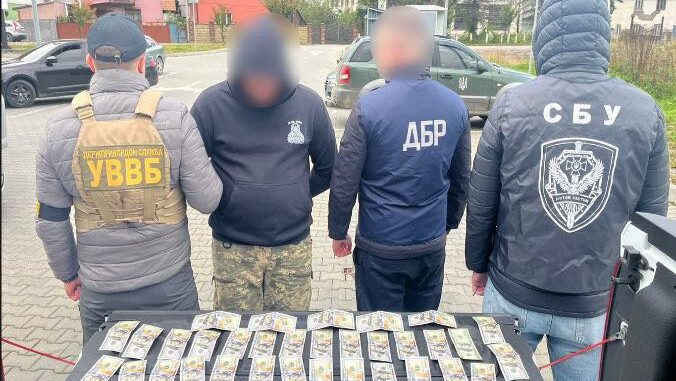 На Закарпатті спільна міжвідомча група у складі оперативних співробітників ВВВБ по 27 прикордонному загону ГВЗВВБ «Захід», працівників Управління СБУ в Закарпатській області та слідчих Шостого слідчого відділу ТУ ДБР (з дислокацією в м. Ужгород), за процесуального керівництва Закарпатської спеціалізованої прокуратури у сфері оборони, викрила прикордонника, який сприяв протиправній діяльності на державному кордоні. На Закарпатті спільна міжвідомча група у складі оперативних співробітників ВВВБ по 27 прикордонному загону ГВЗВВБ «Захід», працівників Управління СБУ в Закарпатській області та слідчих Шостого слідчого відділу ТУ ДБР (з дислокацією в м. Ужгород), за процесуального керівництва Закарпатської спеціалізованої прокуратури у сфері оборони, викрила прикордонника, який сприяв протиправній діяльності на державному кордоні.