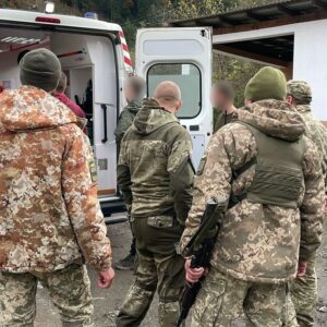 На Рахівщині прикордонники врятували двох чоловіків, які два дні блукали у горах