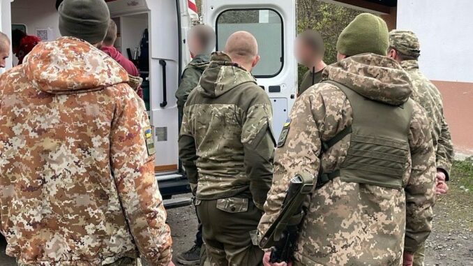 На Рахівщині прикордонники врятували двох чоловіків, які два дні блукали у горах На Рахівщині прикордонники врятували двох чоловіків, які два дні блукали у горах