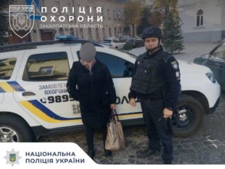 Поліцейські Закарпаття затримали крадійку на гарячому в Мукачеві