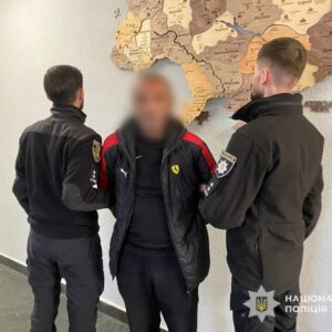 На Ужгородщині затримали рецидивіста, причетного до серії крадіжок та незаконного зберігання зброї