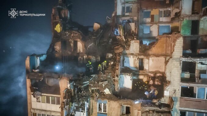Третя доба рятувальних робіт у Тернополі: рятувальники продовжують боротьбу за кожне життя