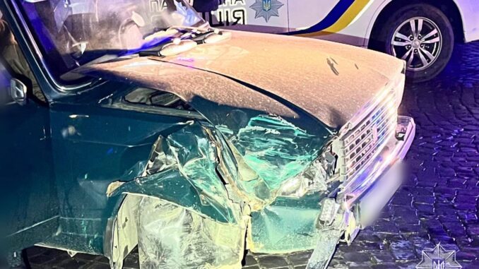 Нетверезий водій на ВАЗ спричинив нічну ДТП в центрі Ужгорода