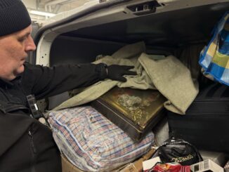 На Львівщині прикордонники виявили колекцію марок, старовинну ікону та картину відомої художниці