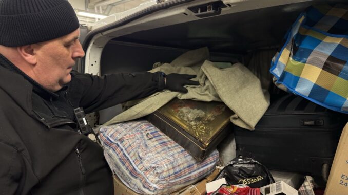 На Львівщині прикордонники виявили колекцію марок, старовинну ікону та картину відомої художниці