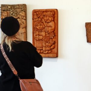 У Закарпатському музеї народної архітектури та побуту відкрили нову експозицію «Від ремесла до мистецтва» — проєкт, який поєднав традиційну дерев’яну спадщину краю та сучасне мистецьке бачення студентів і викладачів Закарпатської академії мистецтв