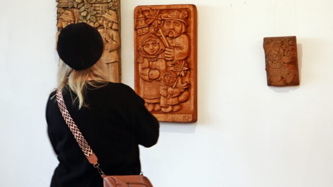 У Закарпатському музеї народної архітектури та побуту відкрили нову експозицію «Від ремесла до мистецтва» — проєкт, який поєднав традиційну дерев’яну спадщину краю та сучасне мистецьке бачення студентів і викладачів Закарпатської академії мистецтв