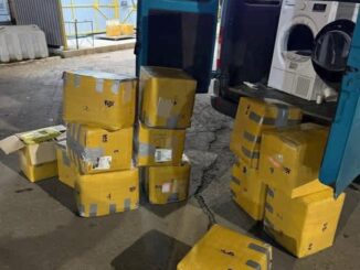 Закарпатські митники спільно з правоохоронцями за кілька тижнів запобігли низці спроб незаконного переміщення через кордон великих партій наркотичного чаю та біологічно активних добавок, які фактично виявилися подрібненим листям рослини Mitragyna speciosa, відомої як кратом.