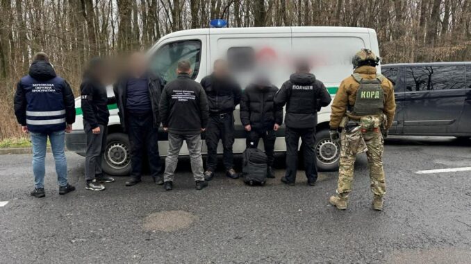 На Закарпатті затримали інкасаторів, які з мигалками перевозили ухилянтів до угорського кордону