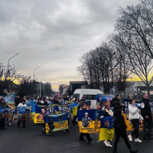 У Мукачеві розгорнули 170-метровий прапор із фотографіями полонених і зниклих безвісти захисників