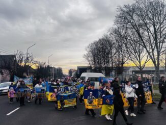 У Мукачеві розгорнули 170-метровий прапор із фотографіями полонених і зниклих безвісти захисників