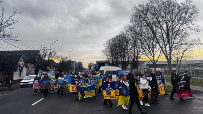 У Мукачеві розгорнули 170-метровий прапор із фотографіями полонених і зниклих безвісти захисників