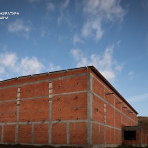 Правоохоронці викрили організовану групу, яка привласнила понад 6,2 млн грн бюджетних коштів, виділених на будівництво спорткомплексу та укриття для школярів у Полянській громаді.