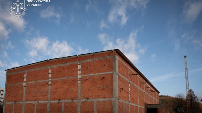 Правоохоронці викрили організовану групу, яка привласнила понад 6,2 млн грн бюджетних коштів, виділених на будівництво спорткомплексу та укриття для школярів у Полянській громаді.