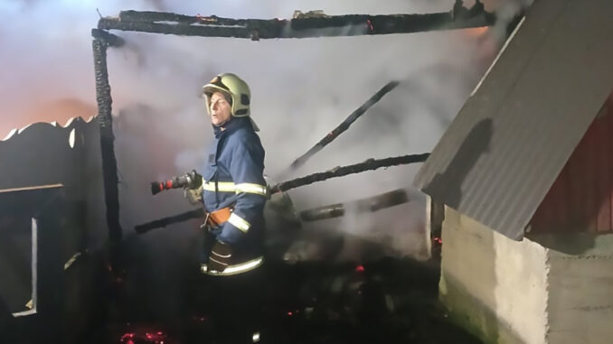 На Ужгородщині під час приготування їжі для худоби згоріла господарча будівля