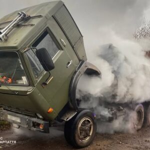 На Хустщині ледь не сталася серйозна трагедія. У селі Чорний Потік під час руху загорівся вантажний автомобіль марки КАМАЗ. Інцидент трапився вчора по обіді на вулиці Центральній.